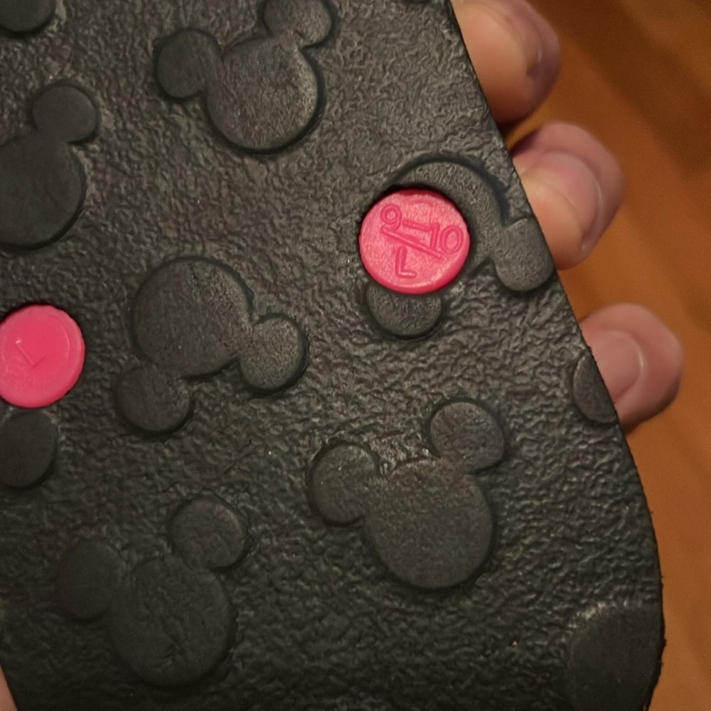 Disney parks official Mickey & Minnie sandal flip flops  9-10 L like new worn 1x - Picture 4 of 5